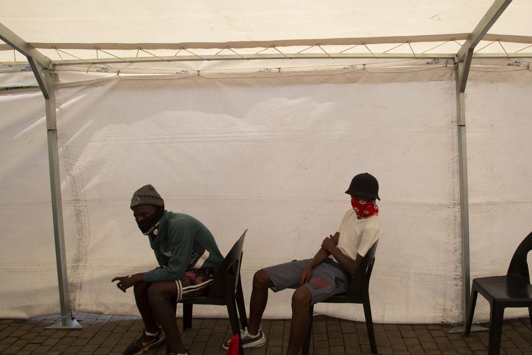 Lidé čekající na testování v Sowetu v JAR 