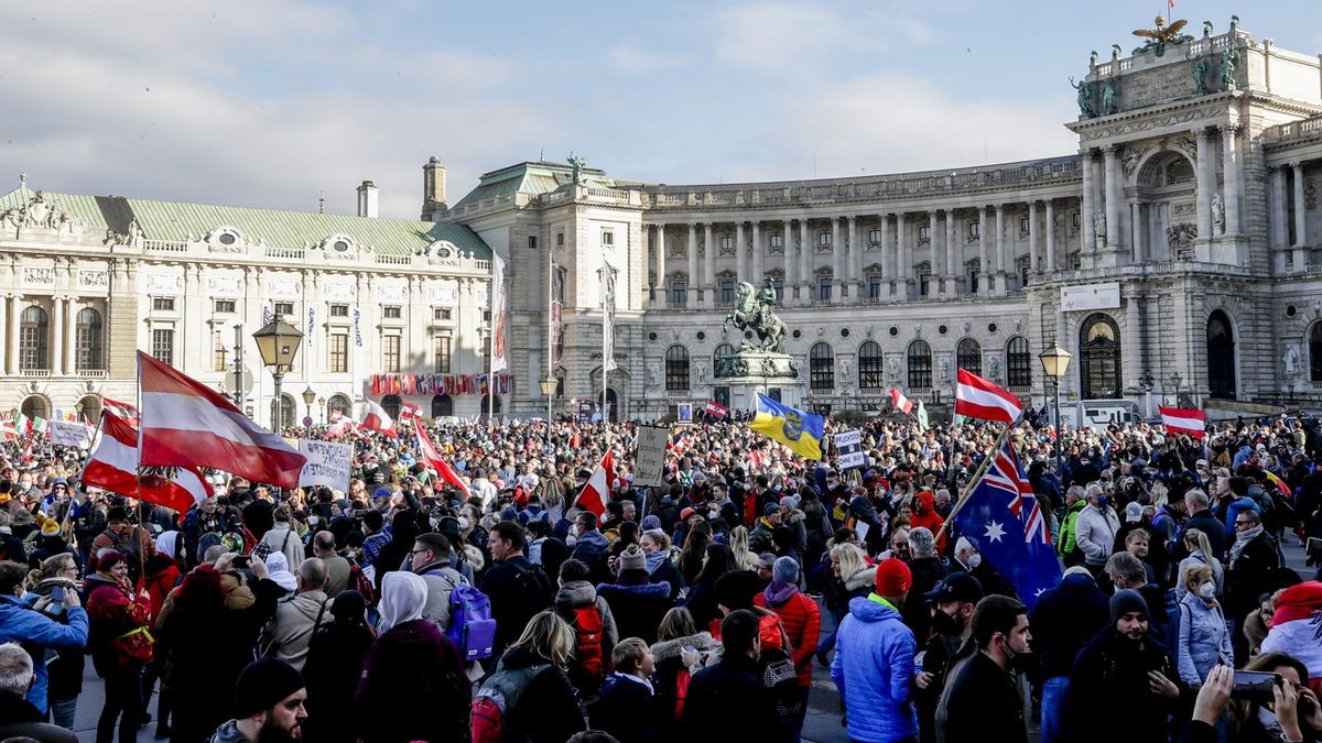 Tisíce lidí ve Vídni demonstrují proti lockdownu i povinnému očkování