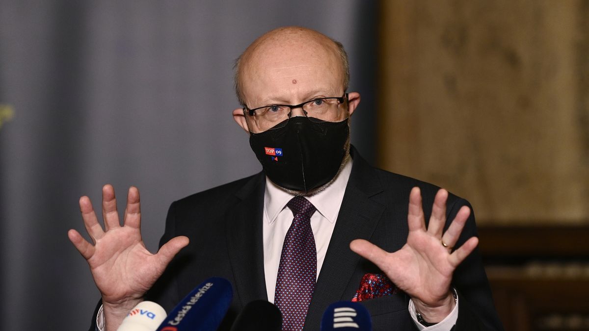 Ministr zdravotnictví Vlastimil Válek (TOP 09)