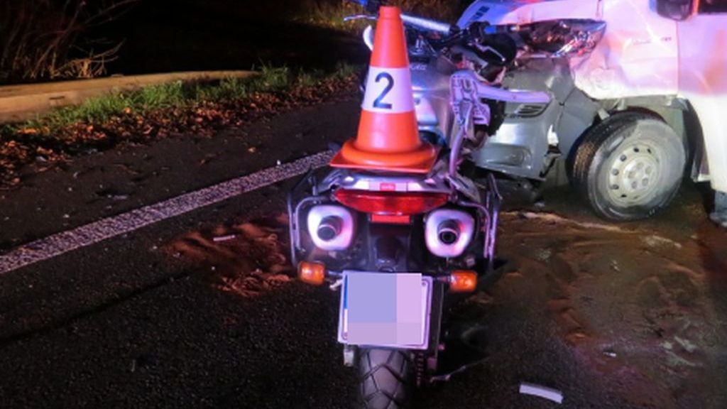Motorkář nepřežil na Rychnovsku srážku s dodávkou, která mu podle policie nedala přednost