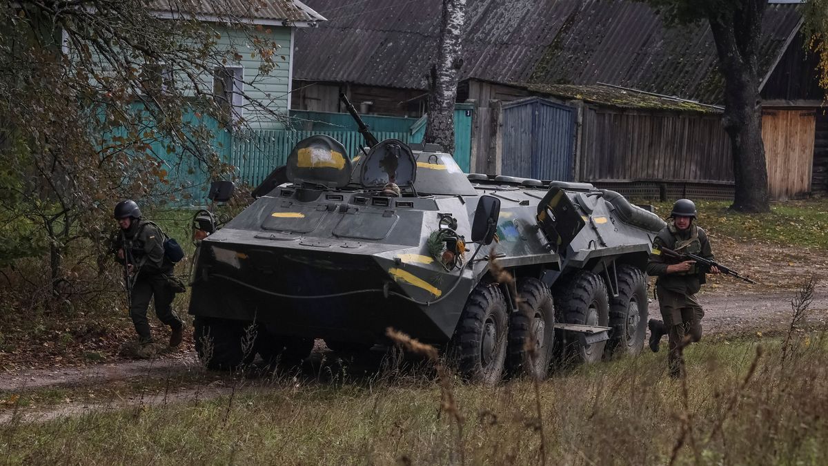 Rusko odváží zbraně z běloruských skladů. Snižuje to riziko přímého zapojení Běloruska do bojů