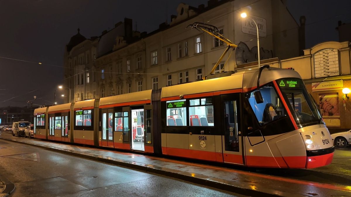 V tramvaji v pražských Kobylisích byl nalezen mrtvý muž