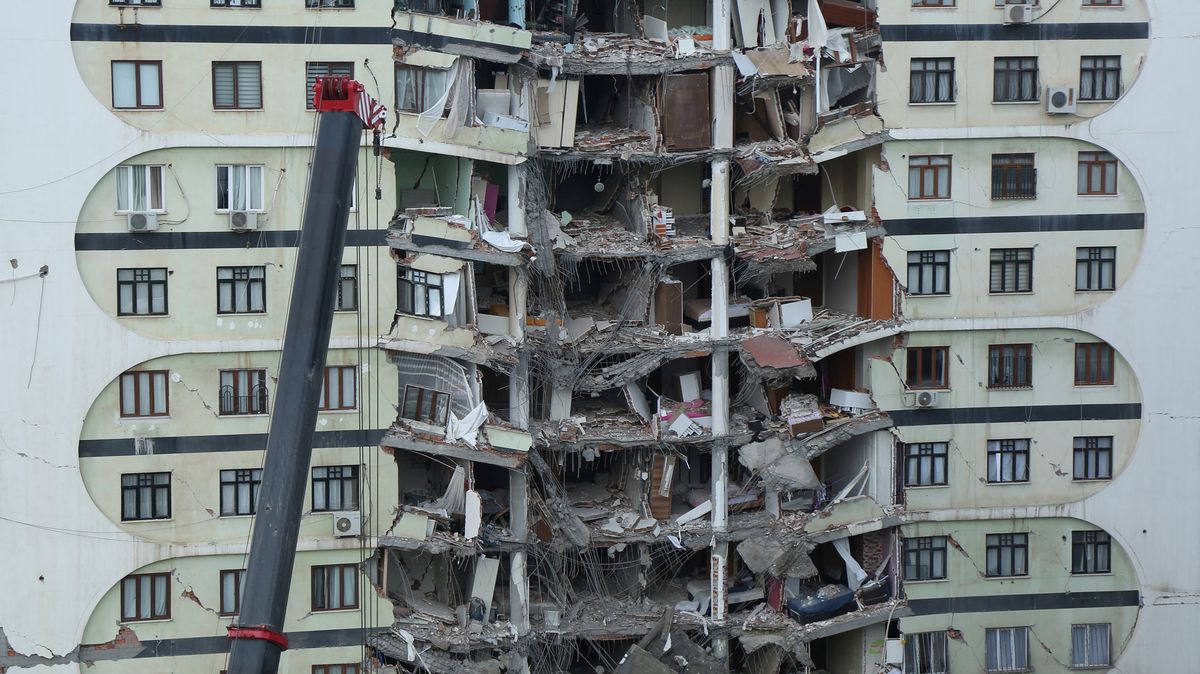 Byla to apokalypsa, říkají lidé v Turecku a Sýrii. Zemětřesení nepřežilo přes 3760 osob