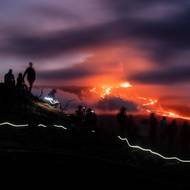 Nejlepší výhledy na proudy lávy jsou v noci.