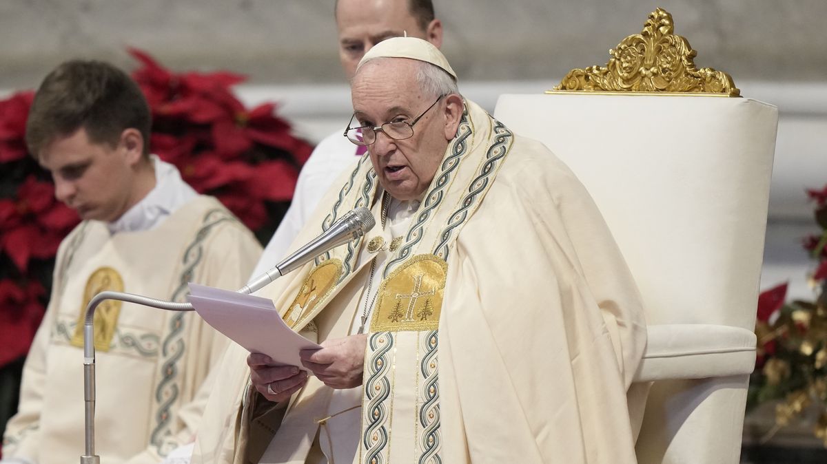 Papež František se modlil za svého zesnulého předchůdce
