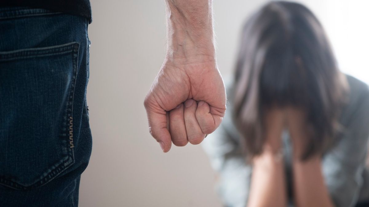 Proč nám mozek dovolí milovat násilníka