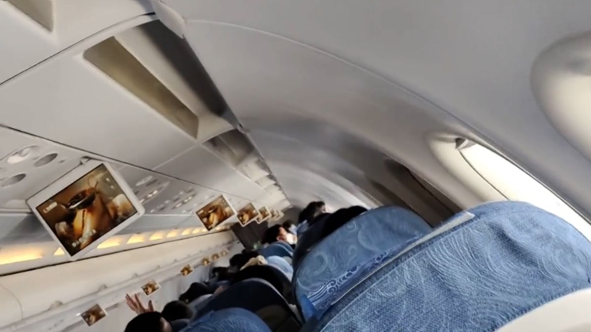 Cestující v letadle řvali při turbulencích strachem