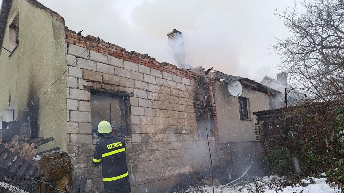 Ve vyhořelém domku u Českých Budějovic našli mrtvého člověka