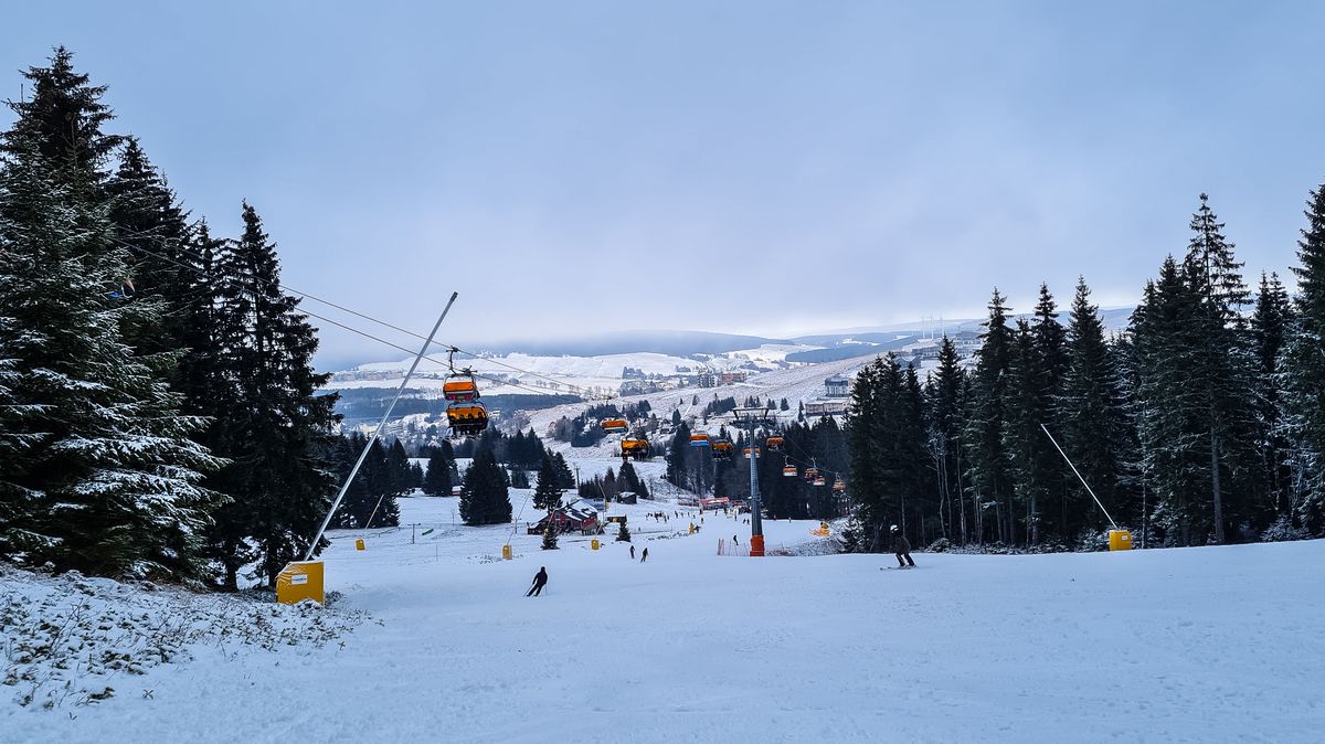 Mráz pomáhá, sněžná děla jedou naplno. V Krušných horách se bude o svátcích lyžovat