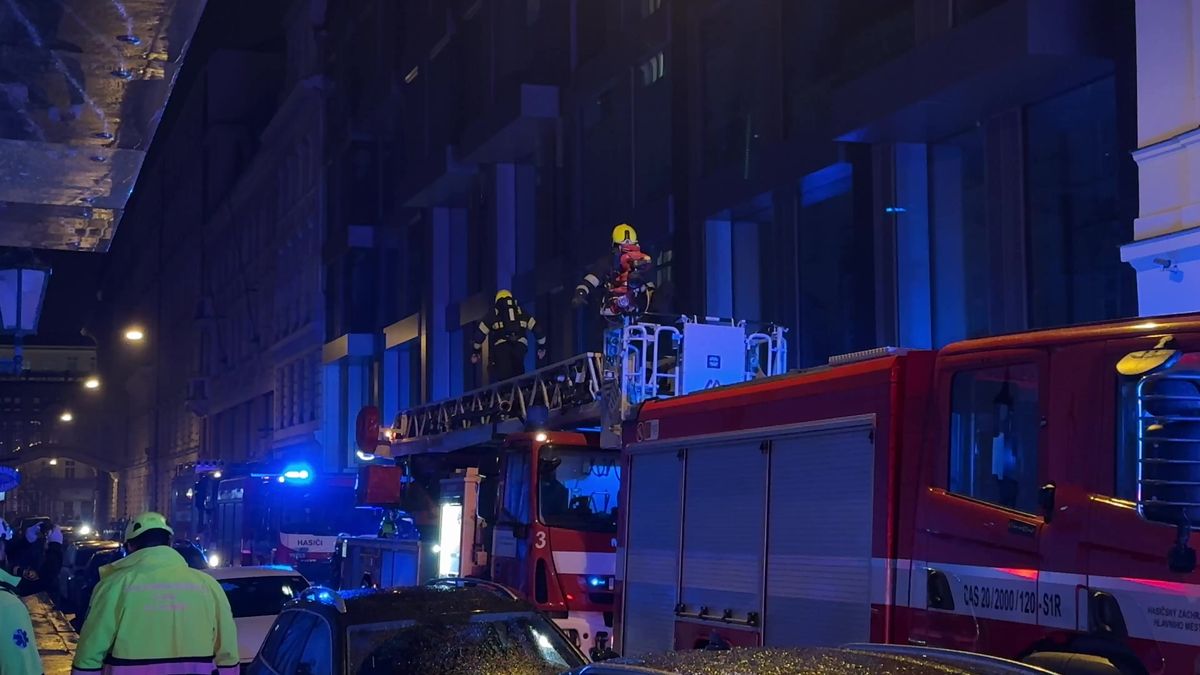 V centru Prahy hořelo od zábavní pyrotechniky na střeše domu