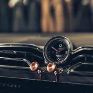 Četné jsou prvky v měděné barvě, které připomínají hrdinský čin.