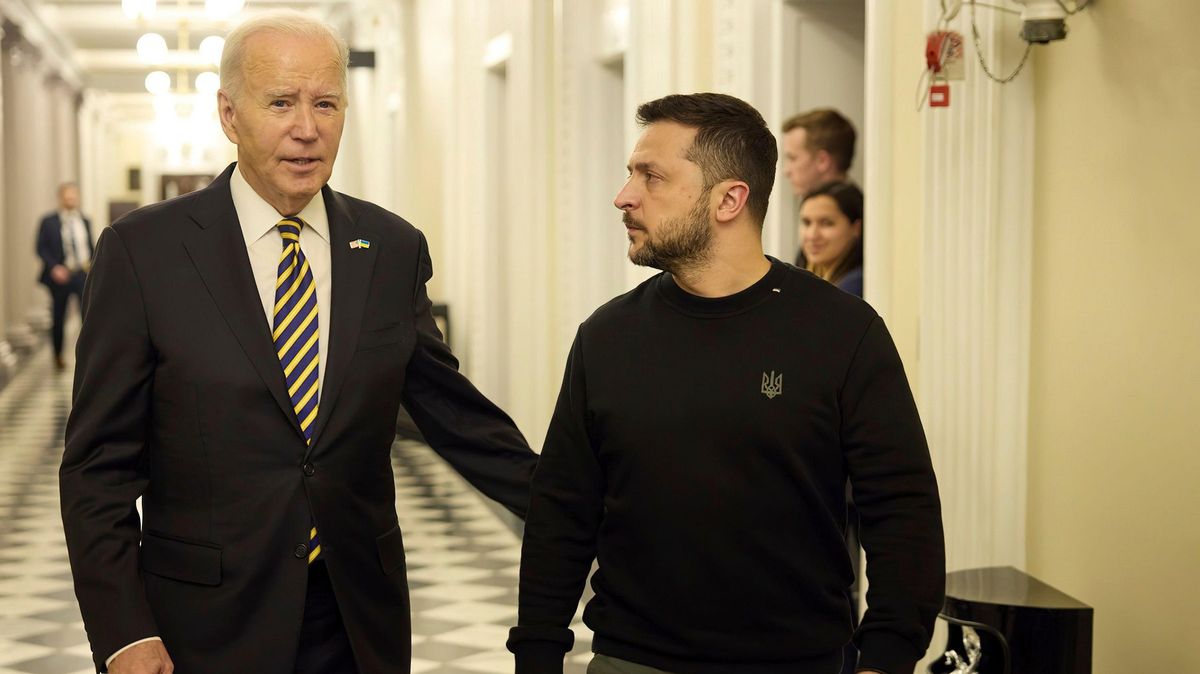 Od ovací k zamrzlé pomoci. Svět čeká na rozhodnutí USA ohledně Ukrajiny