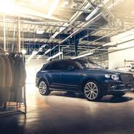 Odlišná jsou i kola, jinak vůz vychází z výbavy Azure.