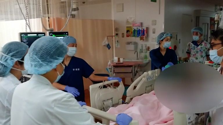 Japonci zvládli první transplantaci dvou orgánů současně od žijících dárců. Chlapci pomohla rodina