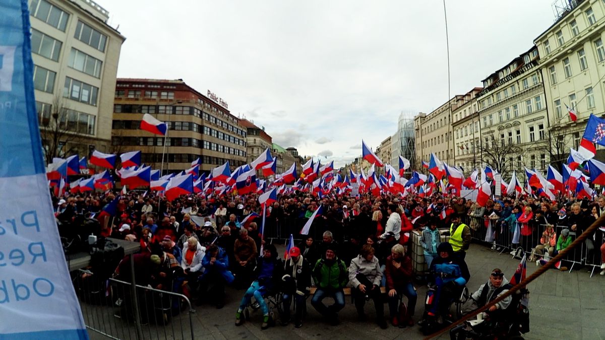 Protivládního protestu v Praze se zúčastnily tisíce lidí, zazněly i výroky proti Ukrajině