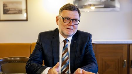 V rozpočtu jsou díry za desítky miliard. Stanjura musí látat jednu za druhou