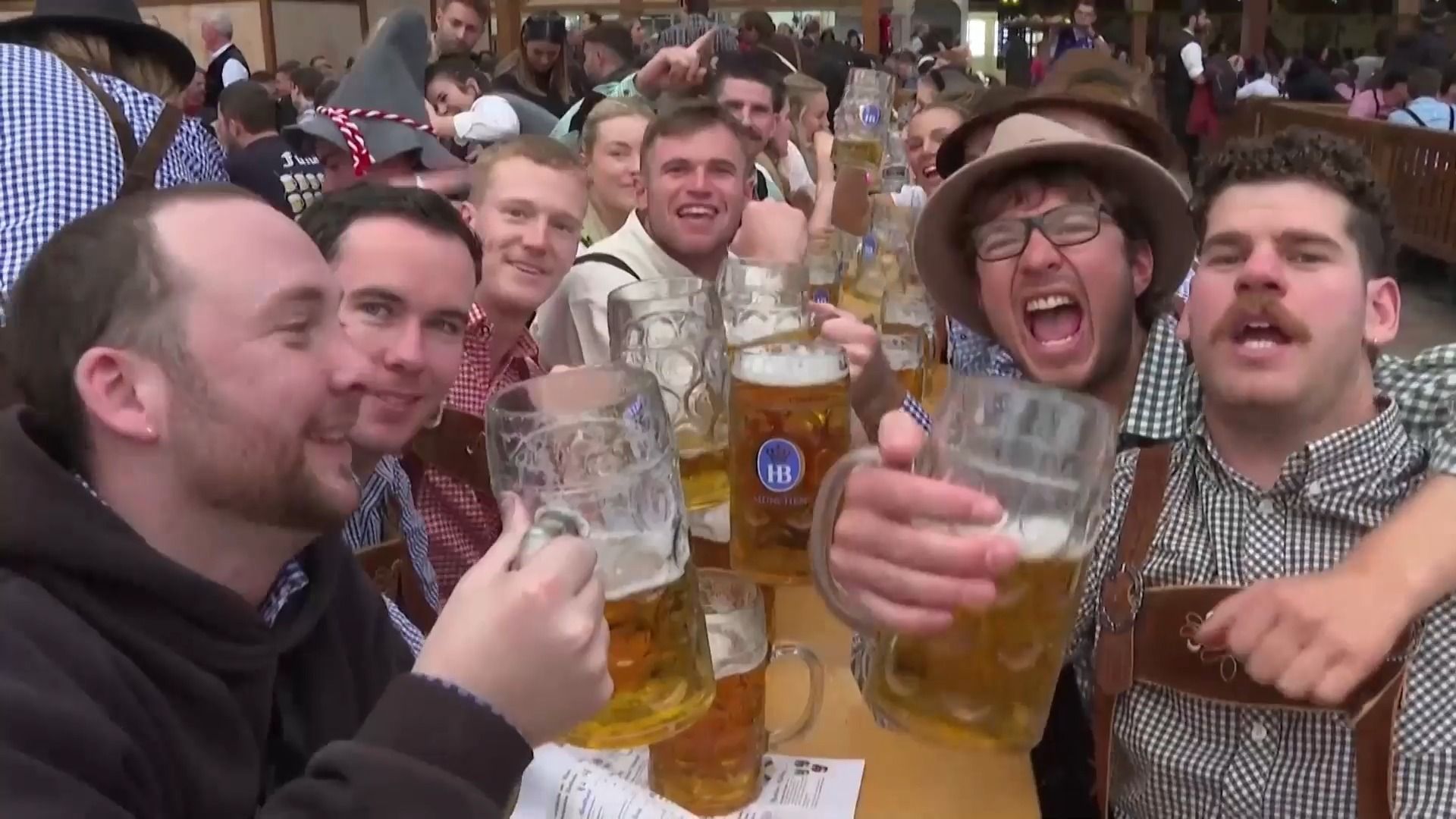 Na Oktoberfestu se více pilo a méně kradlo. Hosté prolili hrdly na sedm milionů litrů piva 