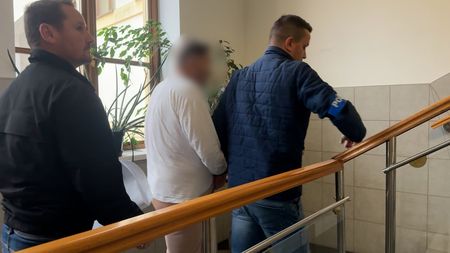 Rozzuřený důchodce na Tachovsku probodl vycházkovou holí srdce řidiči, který mu bránil v průjezdu