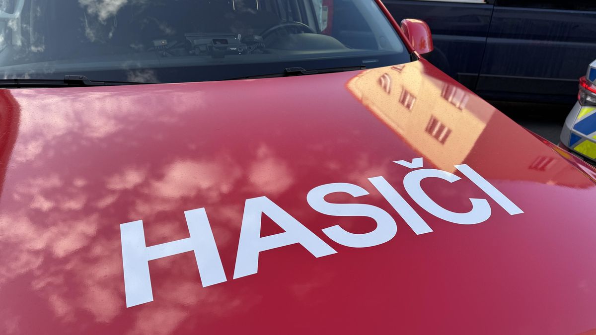 Na Frýdecko-Místecku vzplála ocelová maringotka. Uvnitř hasiči našli ohořelé tělo