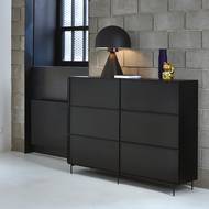 Komoda Cabinet One má drážky vyfrézované do dřeva a slouží jako vodiče pro elegantní kovová dvířka.