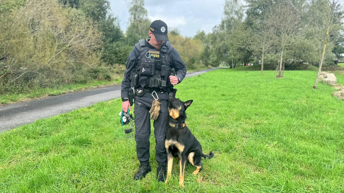 Útočník zbil muže boxerem a pak utekl. Vystopoval ho policejní pes