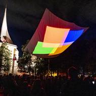 Instalace Díky, že můžem. Vizuální složka zvukové instalace vychází z konceptu psychologie barev, který se zaměřuje na studium vlivu barev na prožívání a návazně na celý organismus člověka.