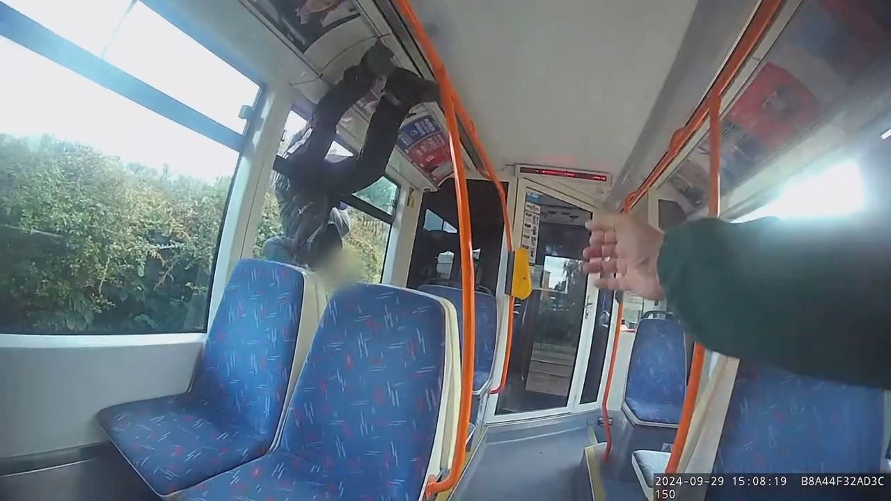 Před brněnskými revizory prchl Moldavan z tramvaje okénkem, vypadl mu ale  pas | Stream