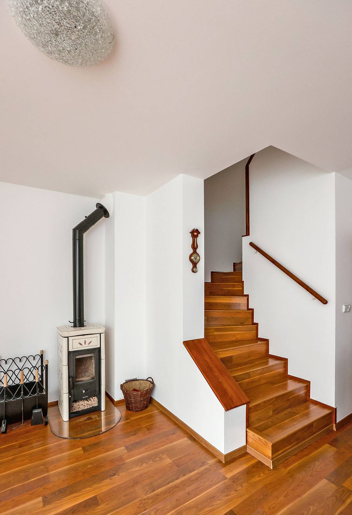 Ota Váňa hraje na české kytary a s jejich výrobcem se znají už tak dlouho, že ten mu poskytuje i dřevěné brikety, které dělá z odpadu při výrobě nástrojů. „Topím odpadem z nejkvalitnějšího dřeva, a když přijde kominík, tak nemá co čistit…“