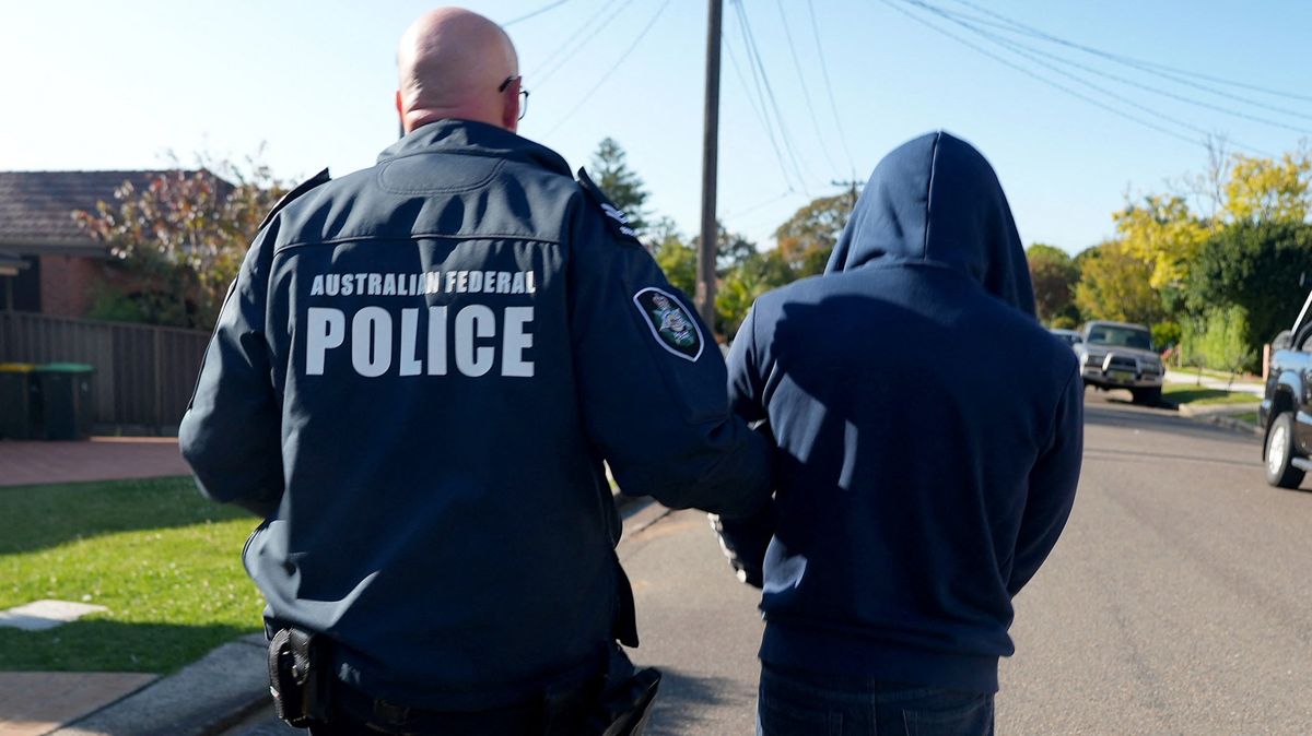 V australském parku pobodal muže nůžkami, postřelili ho, uplaval policii a skončil na stromě
