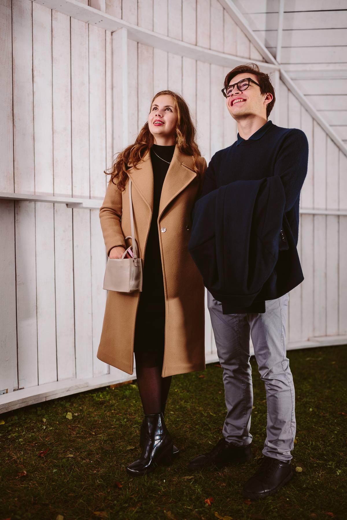 Návštěvníci Signal Festivalu 2024 obdivují objekt umělce Jiřího Příhody. 