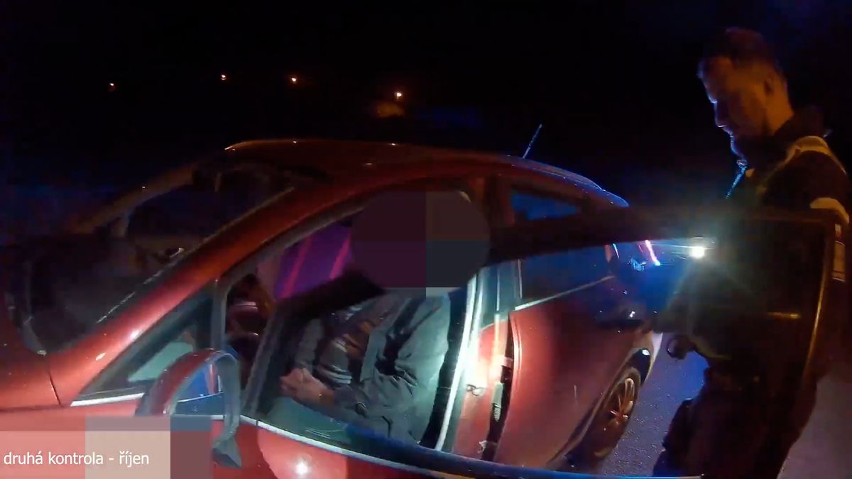 Řidič na Svitavsku byl tak opilý, že vypadl z auta a při testu na alkohol musel ležet