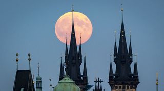 Superúplněk rozzáří noc na čtvrtek. Počasí bude přát, někde však měsíc skryje mlha