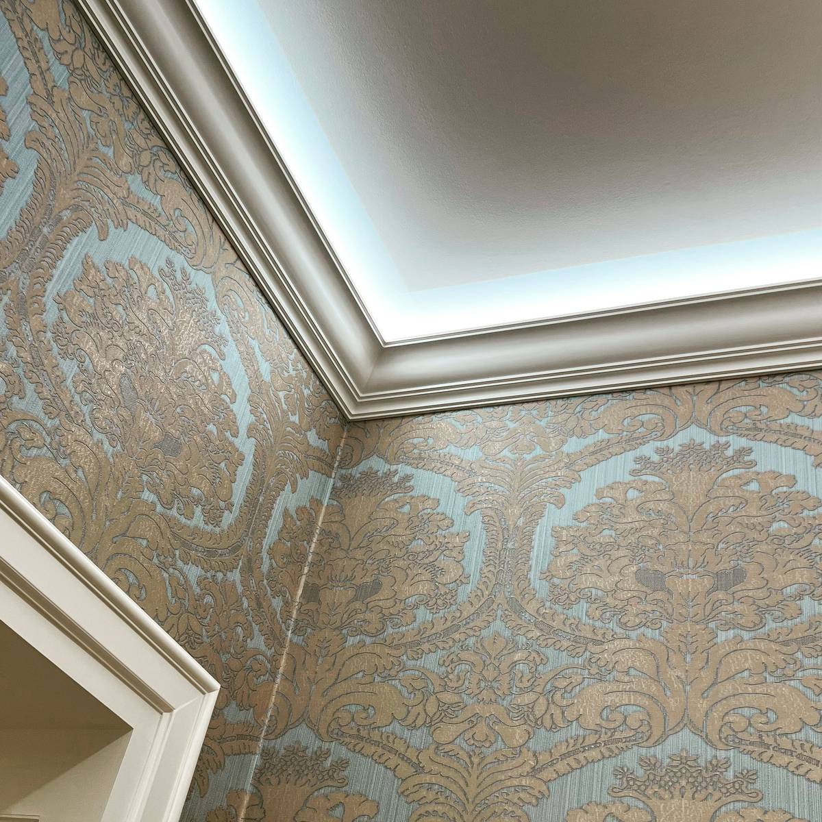 Lišta může být zdobná i minimalistická. Může na sebe strhnout pozornost, nebo být záměrně upozaděna.