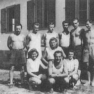 Na historickém snímku cvičenci Sokola Brno IV. Horní řada třetí zprava Vladimír Menšík