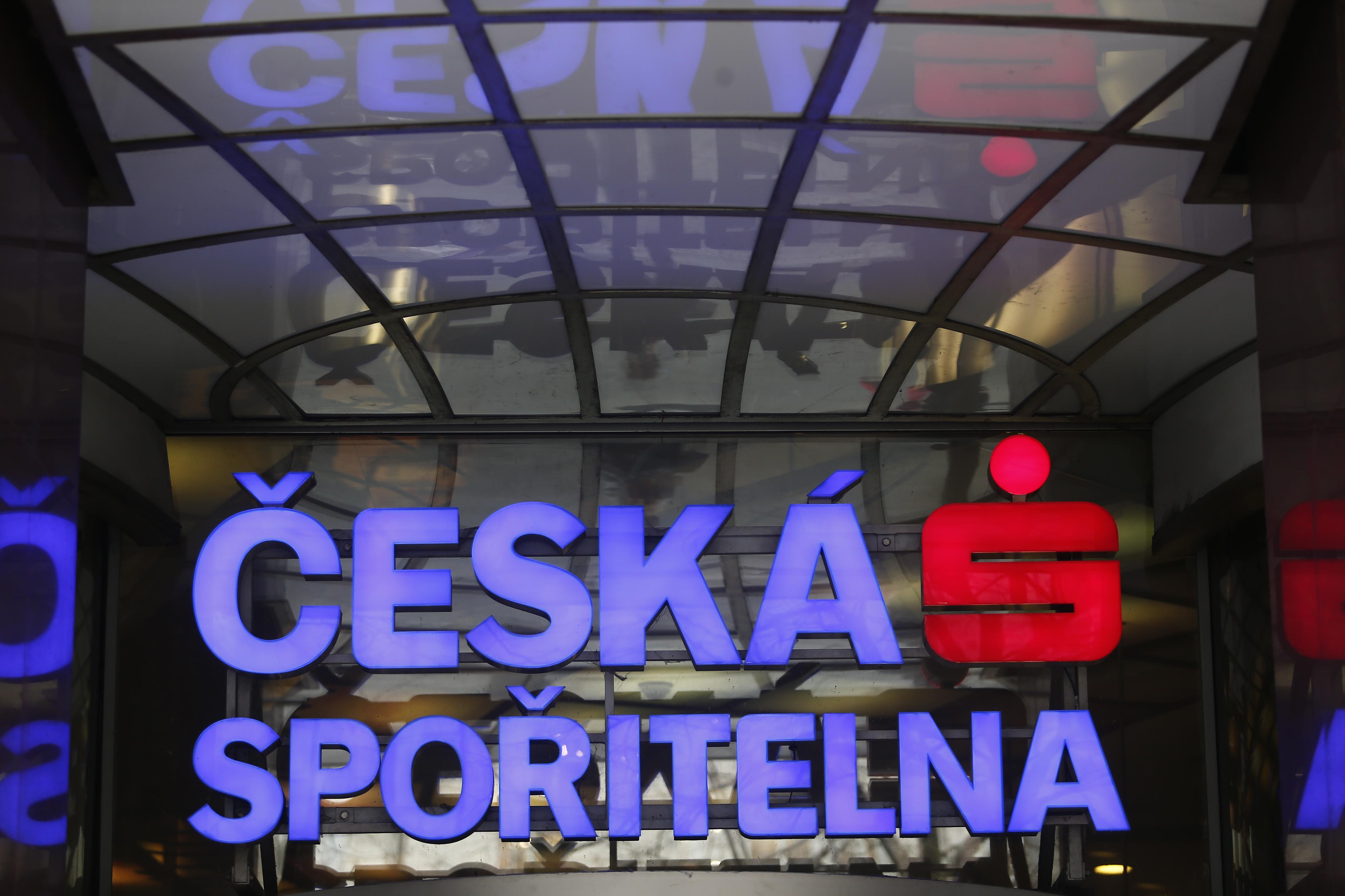Čistý zisk České spořitelny loni stoupl o 6,1 procenta