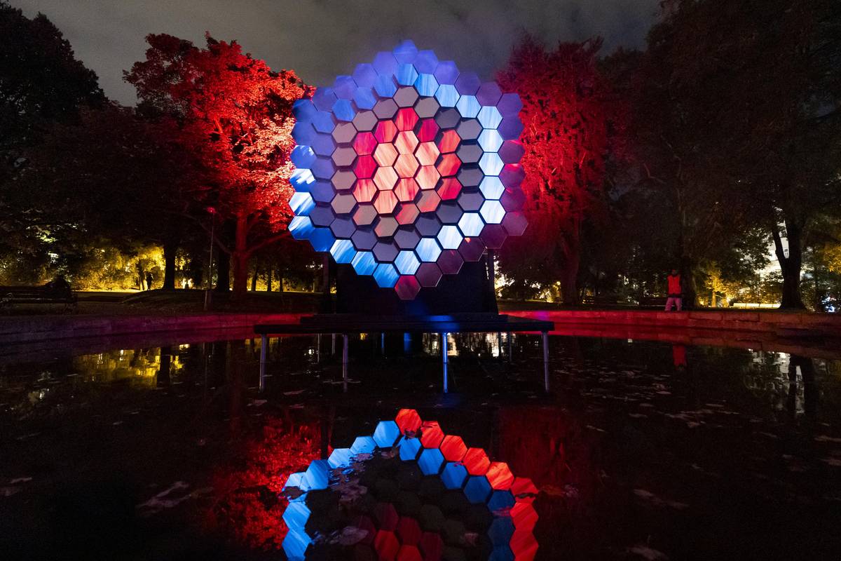 Čeští umělci Petr Vacek a Adam Ciegler letos představili dílo Reflexe. To využívá pohyblivá zrcadla a odrazy.