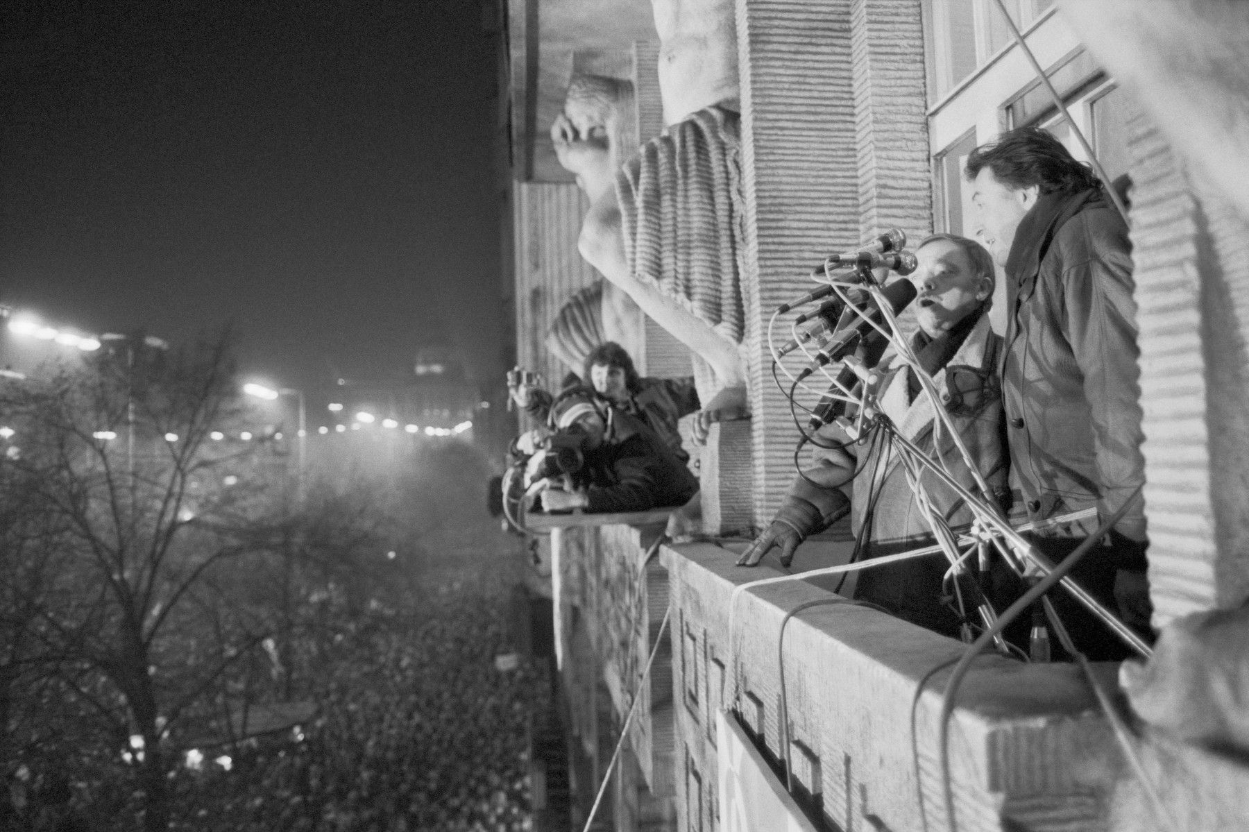 Karel Gott (vpravo) a Karel Kryl na balkonu Melantrichu na Václavském náměstí během demonstrace, na níž společně zazpívali státní hymnu.