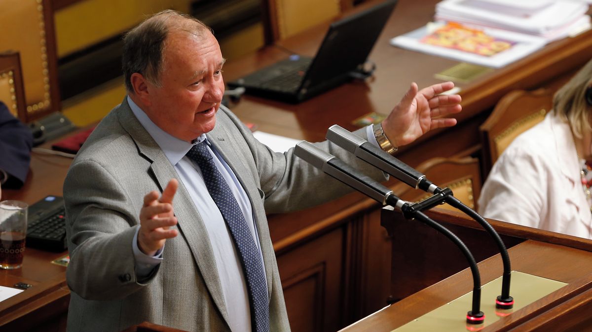 Kandidáti do rady ČT a ČRo: Jandák, hledačka pravdy z Parlamentních listů nebo bývalá poslankyně