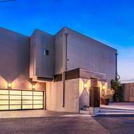 Z ulice by člověk tomuto domu příliš pozornosti nevěnoval.