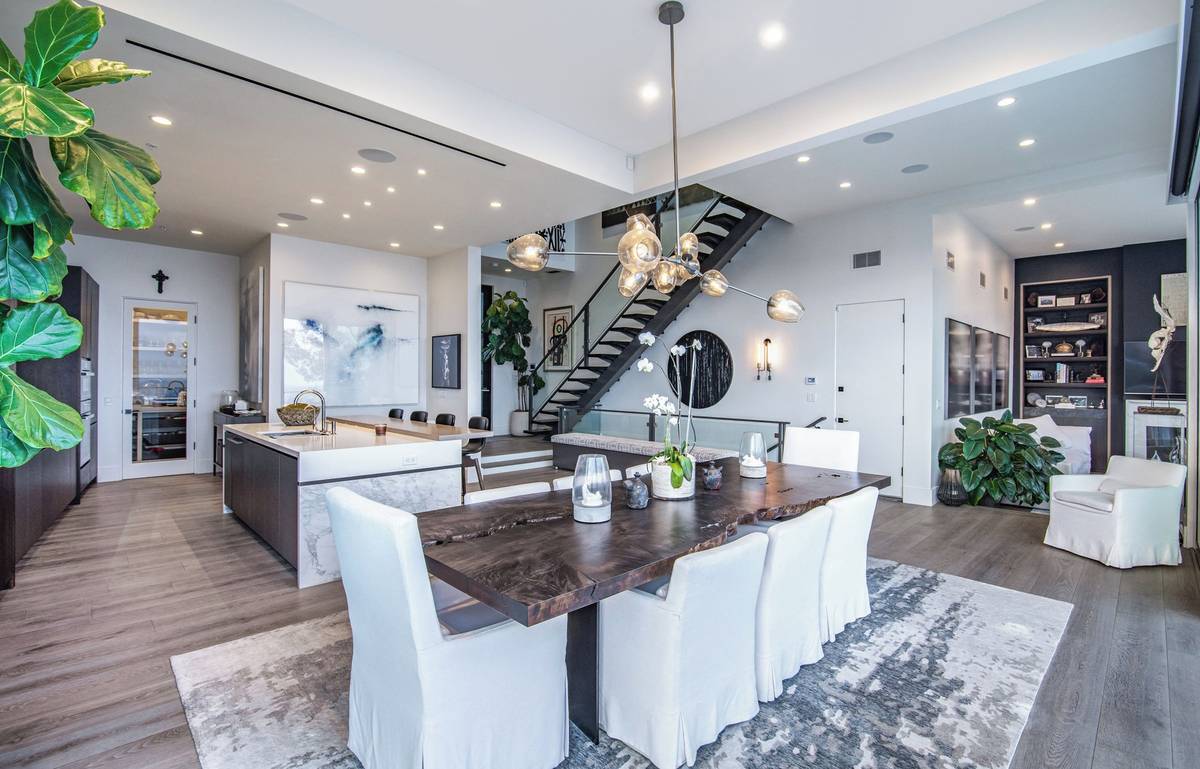 Hlavní obytná místnost v domě má půdorys ve tvaru písmene L.