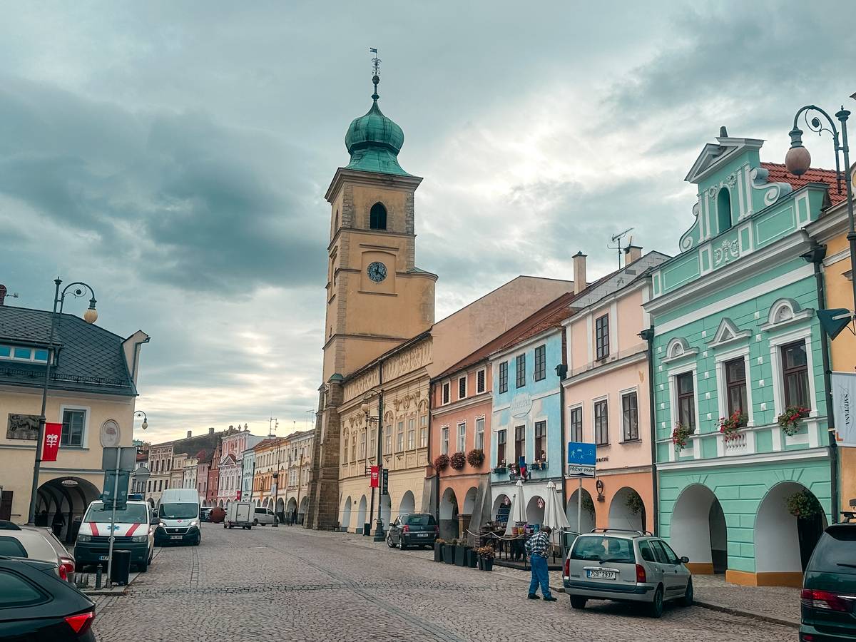 Náměstí dominuje radniční věž.