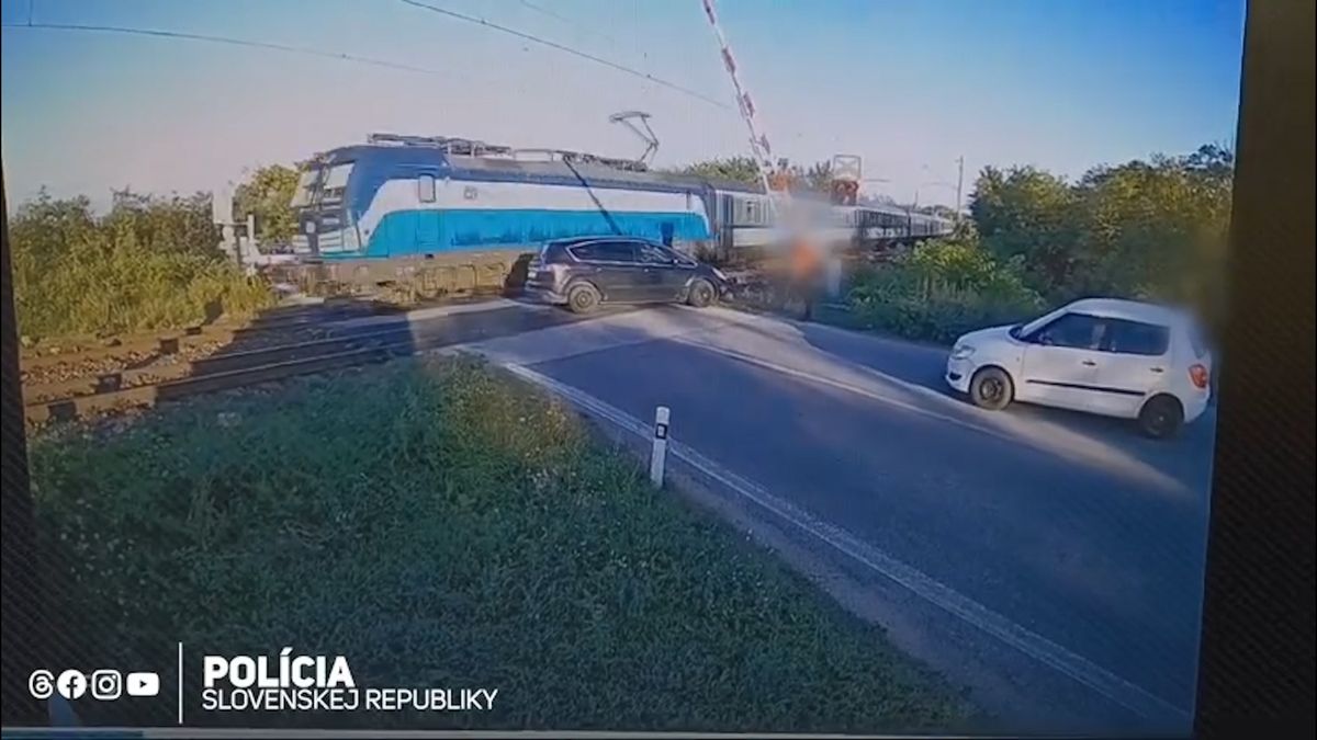 Řidič na Slovensku řešil závory, ale ne světla. Před jedoucím vlakem začal zmatkovat