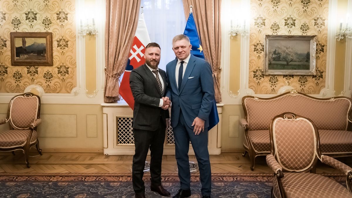 Po očkování mRNA vakcínami jste geneticky modifikovaní, udělali z vás kukuřici, tvrdil Ficův vládní zmocněnec