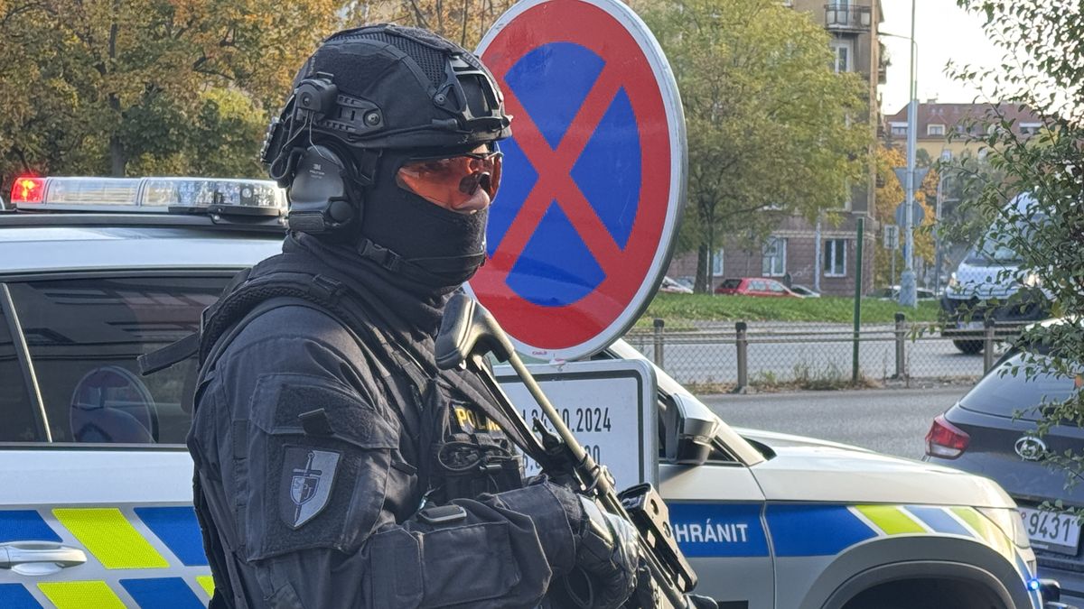 Muž v centru Prahy vyhrožuje skokem z garáží