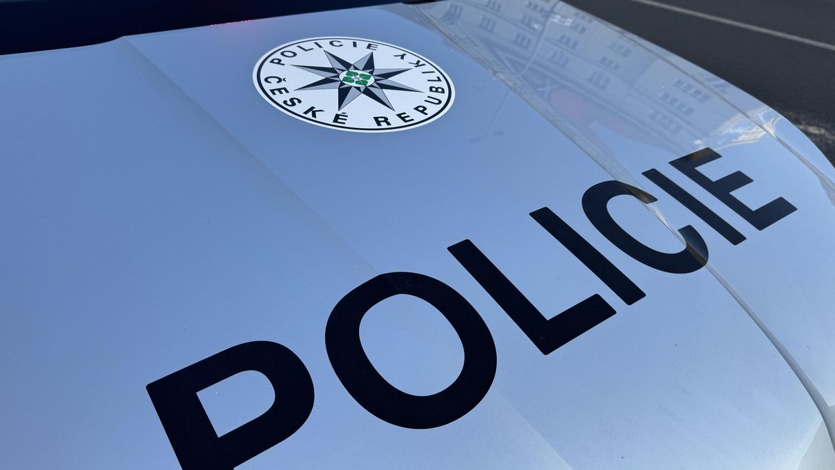 Řidič se zákazem řízení způsobil nehodu na Kladensku. Skončil s vážným zraněním