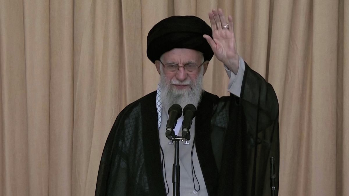 Chameneí zahynul při úderu na Írán, tvrdí izraelské zdroje. V Teheránu lidé slaví