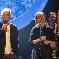 Ivan Trojan zpívá písničku Oči pod ledem. Vedle něj zpěvačka Marie Puttnerová