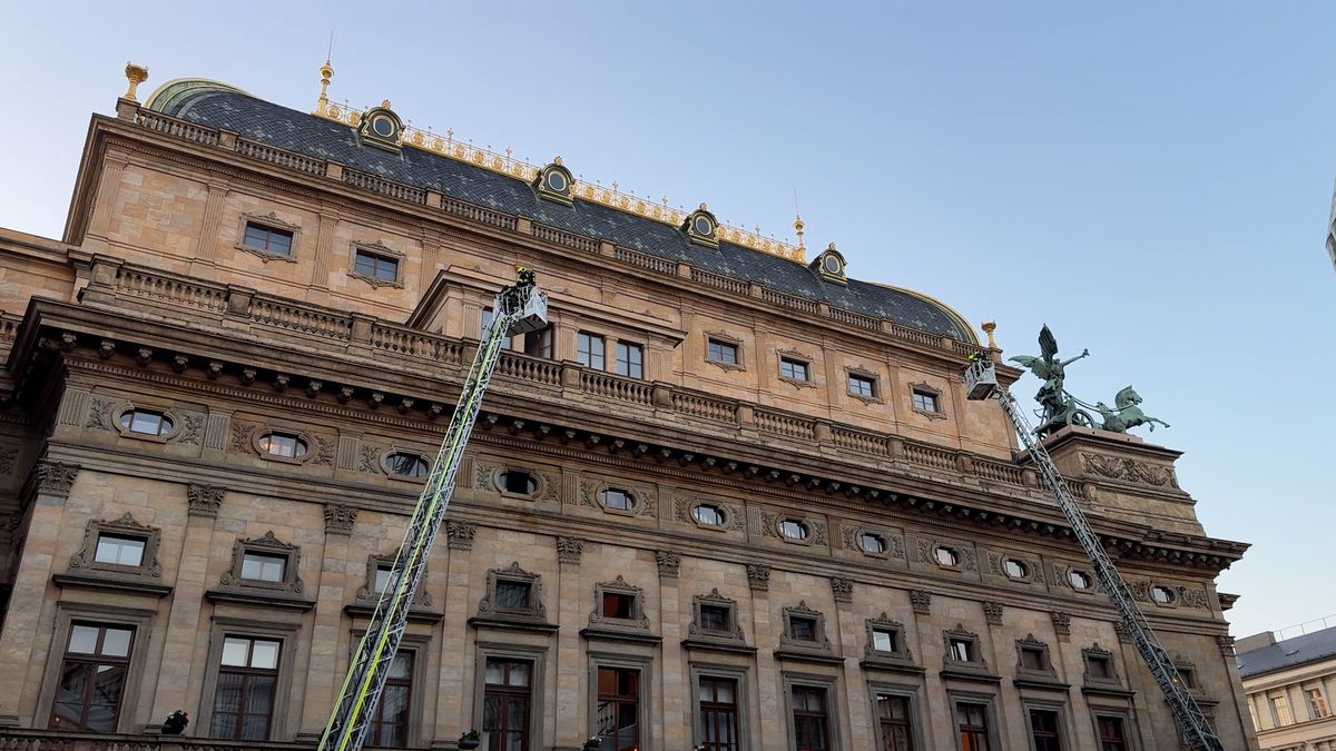 Požár v Národním divadle způsobil škody za miliony