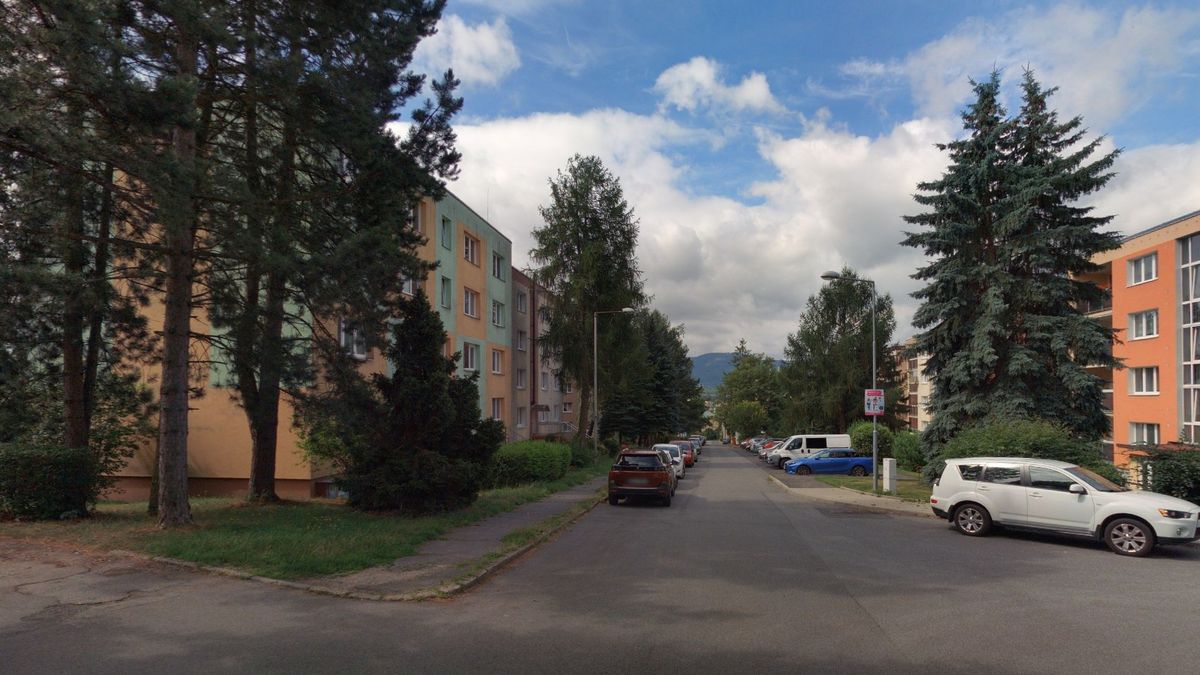 Muž v Liberci se zabarikádoval v bytě a zranil spolubydlící. Sám vyskočil z okna a zabil se