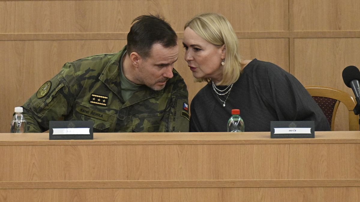 Sledováním politiky se armáda dostala na hranu, říkají experti